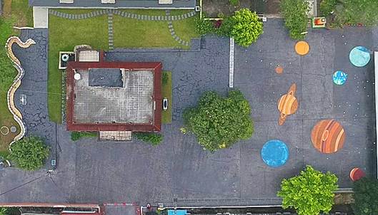 以星球作為廣場改善主題，並輔以星座盤等解說設施，創造自導性解說空間功能，增加使用者對環境教育的自學性。