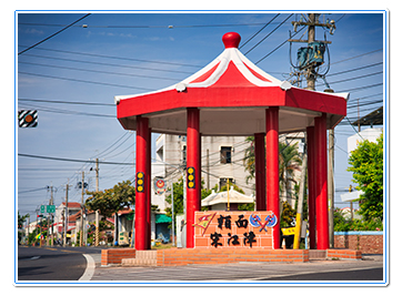叉路口的紅色涼亭,是進入長短樹聚落最易識別的地標