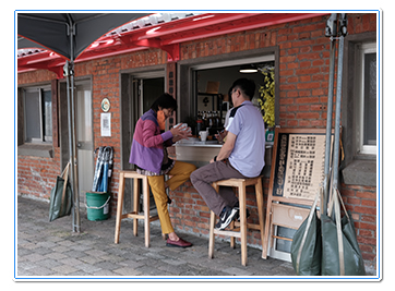 小鋪販售農產及餐食，供居民及旅人歇腳休憩