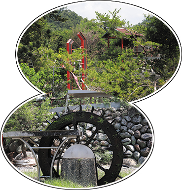 豔紅音樂鐘被花草樹木綠意包圍(上圖)、新舊融合的古早味水車象徵北港村早年農業風光(下圖)