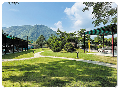 療癒的草地步道連結園區內景點