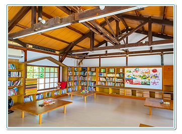 圖書館前身為中山堂，更早期則為興建烏山頭水庫的日本人宿舍，承載在地世代記憶