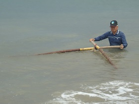 跟著資深漁民學唱「夏捕魚苗效魚栽」,饒富漁村懷舊趣味。