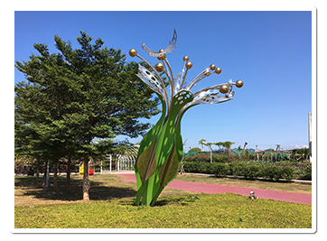 「啟綻風華」矗立大地，盛開的花朵展現農村蓬勃生機。