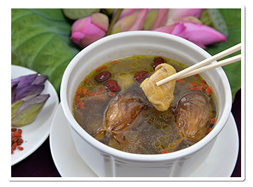 以自家栽種的蓮花熬煮的雞湯為招牌菜色之一。