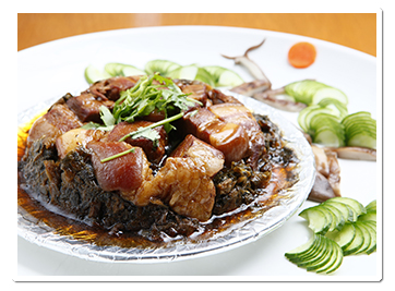 大北坑社區的道地風味客家菜令人食指大動。(楊智仁攝)