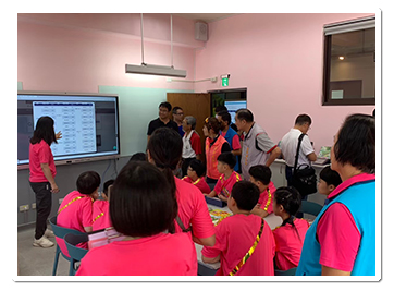 秀巒國小基地學校課堂內的學習:社區防災拼拼樂。