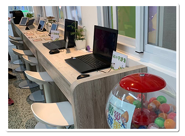 加祿國小水保大觀園內互動式教具,包括扭蛋機、電腦與ipad,並由學校自行開發多項水保、防災小遊戲。