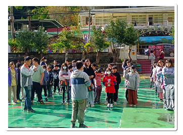 秀巒國小正後方邊坡就是大規模崩塌潛勢區,學習土石流防災知識技能於全校師生與社區民眾而言,更為迫切重要。