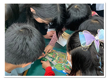 秀巒國小基地學校課堂內的學習:社區防災拼拼樂。
