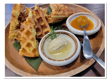 鬆餅用黃豆渣和米穀粉烘焙而成,外脆內軟超美味。