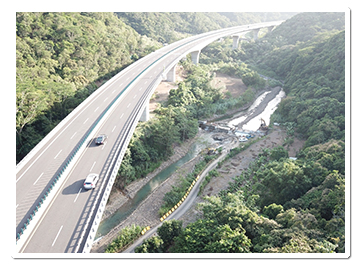 南迴公路高架橋沿著山谷海岸迤邐前行，宛如山間巨龍。