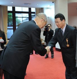 李副局長鎮洋100年榮獲三等功績獎章照片