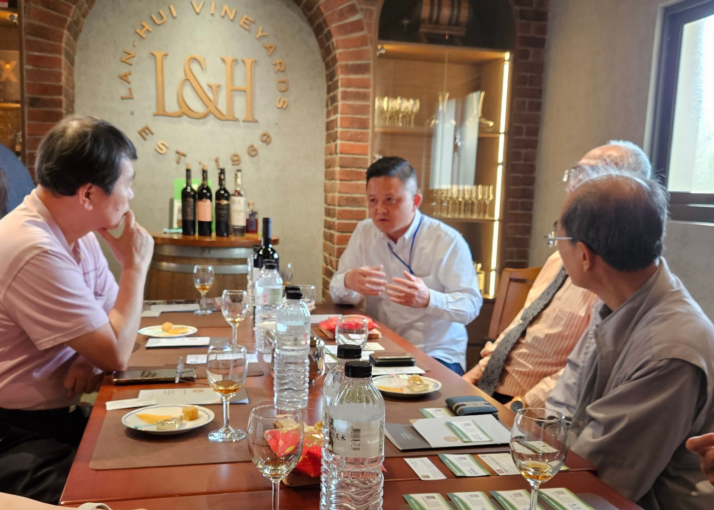 李署長與沙鹿果菜合作社、日商公司及入選農村好店之一的蘭輝酒莊洽談未來共好發展的可能性。